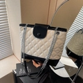 Bolso bombonera acolchado en blanco y negro con cadena y elegante diseño de rombos - Blanco y Negro