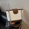 Bolso tipo cubo acolchado en charol blanco con ribete marrón y correa de cadena - Blanco & Café