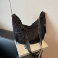 Bolso de hombro acolchado negro con diseño de rombos, correa ancha y cremalleras - Negro