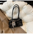Detail der glänzenden schwarzen Lackleder-Boston-Tasche mit Doppeltaschen und Bärenanhänger - Schwarz mit Anhänger