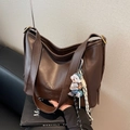 Sac seau en cuir marron foncé avec breloque d'ours mignonne et logo en relief - Avec Pendentif / Café (Avec Pendentif)