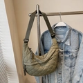 Bolso de media luna de nailon acolchado verde oliva con correa ancha y cremallera - Verde