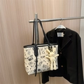 Weiße minimalistische Tragetasche mit Graffiti-Print, schwarzen Trägern und Hasenanhänger - Schwarz Mit Anhänger