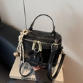 Borsa a scatola retrò in pelle verniciata nera con ciondolo a campana d'oro - Nero