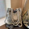 Borsa tote in denim lavato azzurro con tracolla regolabile e tasca anteriore - Bianco Lavato