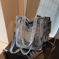 Borsa tote in denim blu lavato vintage con tasca con bottoni e tracolla regolabile - Blu Denim