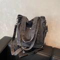Borsa tote in denim grigio scuro con fibbie in metallo e tracolla sul divano - Marrone Scuro