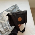 Borsa a tracolla quadrata in nylon nero con cinturino e logo in pelle - Nero