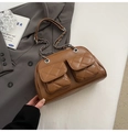 Dettaglio della borsa trapuntata marrone vintage con doppie tasche frontali e catena - Caffè Chiaro
