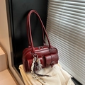 Deep red shoulder bag in glossy faux leather with dual pockets and a bear charm - With Charm / Burgundy