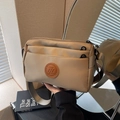 Borsa a tracolla versatile in nylon kaki con tasche multiple e tracolla larga - Cachi