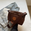 Pratica borsa a tracolla quadrata in nylon marrone con cerniere a più strati e tracolla - caffè