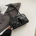 Borsa a spalla nera lucida con due tasche frontali e fibbie argentate in stile chic - Senza Ciondolo / Nero