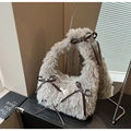Dettaglio della texture in morbido peluche grigio e fiocco marrone sulla borsa a spalla - Grigio