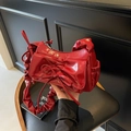 Borsa a mano rossa brillante con pieghe e fiocco in pelle verniciata lucida da donna - Rosso