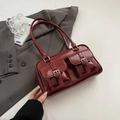 Borsa sottobraccio rosso scuro con due tasche frontali e finitura lucida elegante - Senza Ciondolo / Borgogna