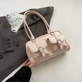 Borsa Boston chic in pelle beige con doppie tasche con fibbia e manici lunghi - Senza Ciondolo / Argento