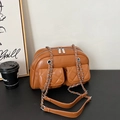 Elegante borsa a tracolla trapuntata marrone con catena e doppie tasche color caramello - Marrone