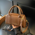 Sac Boston vintage marron foncé en cuir brillant avec bandoulière réglable - Marron