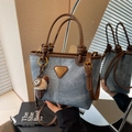 Bolso tipo cubo azul con textura denim, asas marrones y un charm de peluche con forma de helado - Con Colgante / Azul
