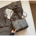 Bolso cubo retro en gris y marrón con placa metálica triangular y correa de hombro - Sin colgante / Marrón Oscuro