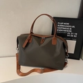 Bolso de viaje grande de nailon verde oscuro con asas de cuero marrón y bandolera - L / Verde