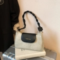 Borsa quadrata verde chiaro con patta nera a contrasto e tracolla intrecciata - Nero (Design a Contrasto)