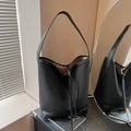 Grand sac cabas noir en suédine avec cordon de serrage et large bandoulière d'épaule - Noir