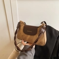 Borsa a tracolla retrò marrone con texture opaca e dettagli in similpelle a mano - Marrone