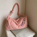 Bolso tote acolchado rosa de nailon con correa de hombro anudada y colgante de color - Rosa