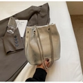 Details der silbernen Beuteltasche mit rissiger Textur und doppelten Kettenriemen - Silber