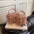 Borse a tracolla in tweed rosa con catena in due misure su espositore bianco - Grande / Rosa Polvere Grande