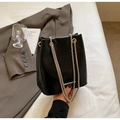 Detail der glänzenden schwarzen Lederbeuteltasche mit Silberkette im urbanen Stil - Schwarz
