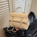 Elegante borsa bianco crema con doppia fibbia argentata e manico superiore fisso - Bianco