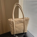 Borsa tote trapuntata beige con manici morbidi imbottiti e grande capienza - Bianco avorio