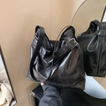 Bolso hobo negro minimalista de gran capacidad en cuero suave con hebilla plateada - Negro