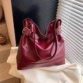 Bolso tote grande de cuero burdeos con hebillas laterales ajustables y acabado mate - Rojo