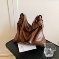 Bolso hobo vintage marrón caramelo con hebilla plateada ajustable y diseño de gran capacidad - Marrón