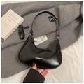 Détail d'un sac hobo en cuir verni noir avec logo BAFANSHA sur un fond texturé gris clair - Noir sans Pendentif