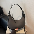 Borsa a mezzaluna grigio scuro con trama intrecciata e tracolla in pelle nera - Nero