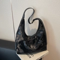 Borsa hobo con trama marmorizzata nera e grigia e tracolla regolabile con fibbia dorata - Nero (Motivo Marmorizzato)