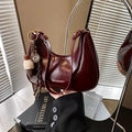 Sac bandoulière demi-lune bordeaux en similicuir avec charm peluche crème glacée - Rouge Vin Avec Pendentif