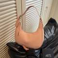 Borsa a spalla intrecciata rosa con tracolla regolabile e finiture in oro - Rosa