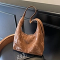 Borsa hobo in pelle marrone con motivo marmorizzato e tracolla lunga da donna - Marmo Caffè