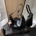 Sac sous le bras croissant noir brillant avec pendentif glace et fermeture argentée - Noir avec pendentif