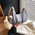 Sac à bandoulière gris clair en demi-lune avec logo et charm glace mignon - Bleu Gris Avec Pendentif