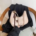Sac hobo beige brillant avec logo BAFANSHA et charm sur un blazer noir - Khaki avec Pendentif