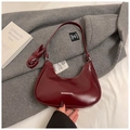 Sac sous les aisselles minimaliste rouge foncé brillant avec bandoulière réglable - Rouge Vin Sans Pendentif