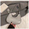 Sac sous le bras croissant gris chic avec bandoulière réglable et logo argenté - Bleu Gris Sans Pendentif