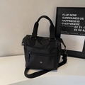 Schwarze Nylon-Tragetasche mit Metalllogo und verstellbarem Crossbody-Riemen - Schwarz